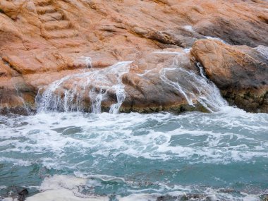 büyük dalgalar kum ve sahil kayalara çarpıyor