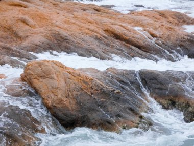 büyük dalgalar kum ve sahil kayalara çarpıyor