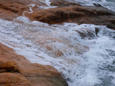 büyük dalgalar kum ve sahil kayalara çarpıyor