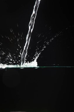 saydam bir cam üzerine düşen su