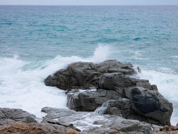 海岸の砂や岩に衝突する大きな波 — ストック写真