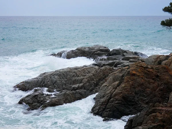 Ondas Grandes Batendo Contra Areia Rochas Costa — Fotografia de Stock