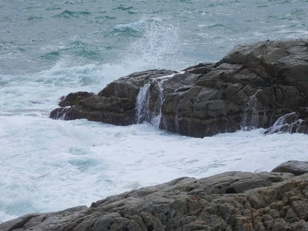 Grote Golven Die Tegen Het Zand Rotsen Van Kust Crashen — Stockfoto