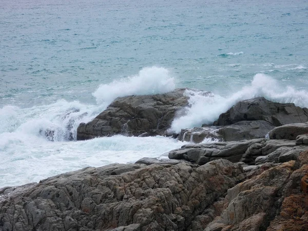 Grote Golven Die Tegen Het Zand Rotsen Van Kust Crashen — Stockfoto