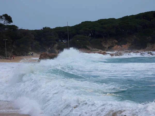 Ondas Grandes Batendo Contra Areia Rochas Costa — Fotografia de Stock