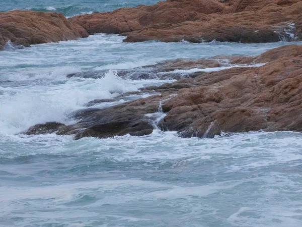 Grote Golven Die Tegen Het Zand Rotsen Van Kust Crashen — Stockfoto