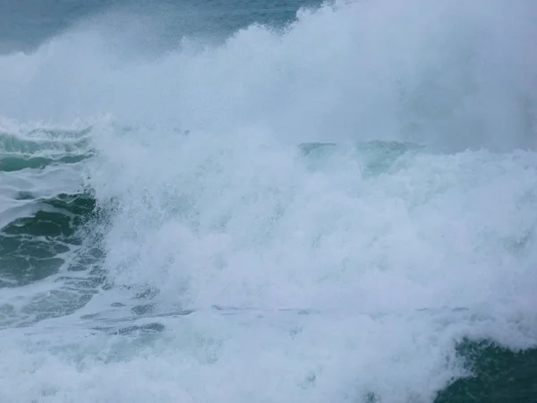 Grandi Onde Che Infrangono Contro Sabbia Rocce Della Costa — Foto Stock