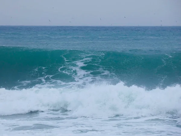 Великі Хвилі Падають Пісок Скелі Узбережжя — стокове фото