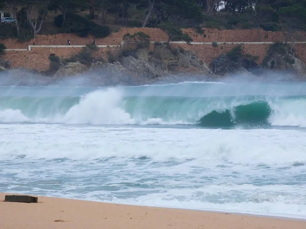 Grandi Onde Che Infrangono Contro Sabbia Rocce Della Costa — Foto Stock