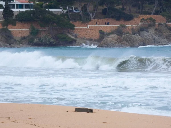 Velké Vlny Rozbíjejí Proti Písku Skalám Pobřeží — Stock fotografie
