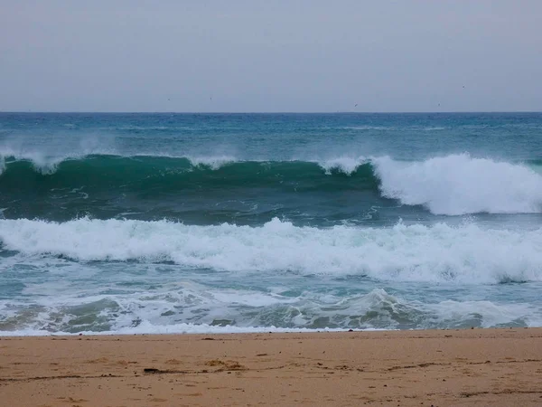 Μεγάλα Κύματα Που Συντρίβονται Στην Άμμο Και Τους Βράχους Της — Φωτογραφία Αρχείου