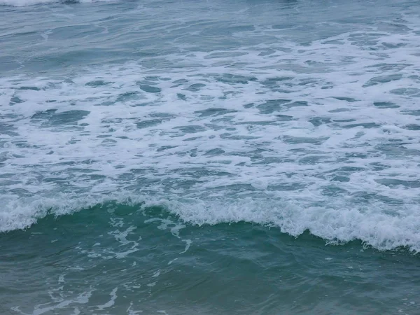 Grote Golven Die Tegen Het Zand Rotsen Van Kust Crashen — Stockfoto