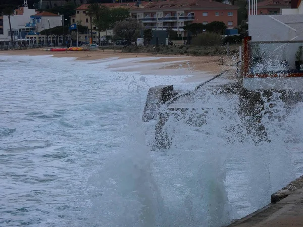 Ondas Grandes Batendo Contra Areia Rochas Costa — Fotografia de Stock