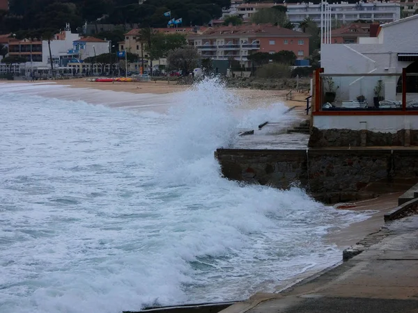 Ondas Grandes Batendo Contra Areia Rochas Costa — Fotografia de Stock