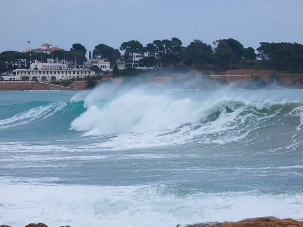 Ondas Grandes Batendo Contra Areia Rochas Costa — Fotografia de Stock