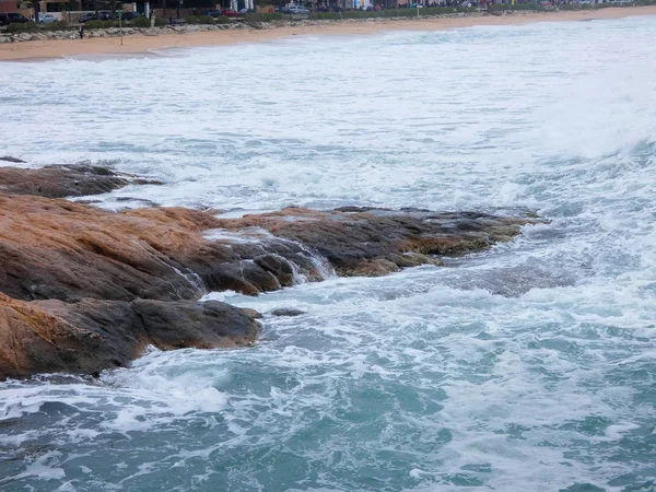 Grote Golven Die Tegen Het Zand Rotsen Van Kust Crashen — Stockfoto