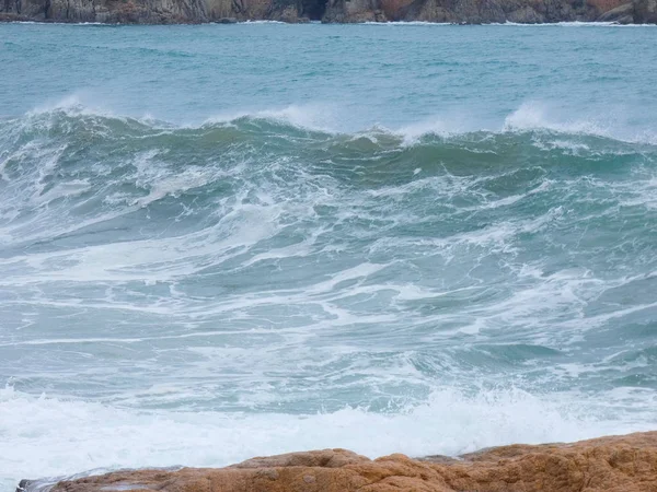 Ondas Grandes Batendo Contra Areia Rochas Costa — Fotografia de Stock