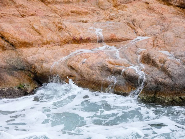 Grandi Onde Che Infrangono Contro Sabbia Rocce Della Costa — Foto Stock