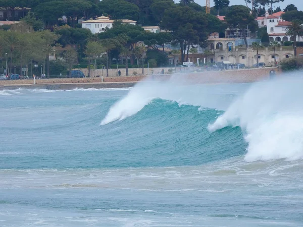 Ondas Grandes Batendo Contra Areia Rochas Costa — Fotografia de Stock