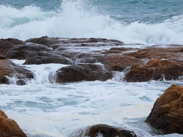 海岸の砂や岩に衝突する大きな波 — ストック写真