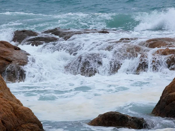 海岸の砂や岩に衝突する大きな波 — ストック写真