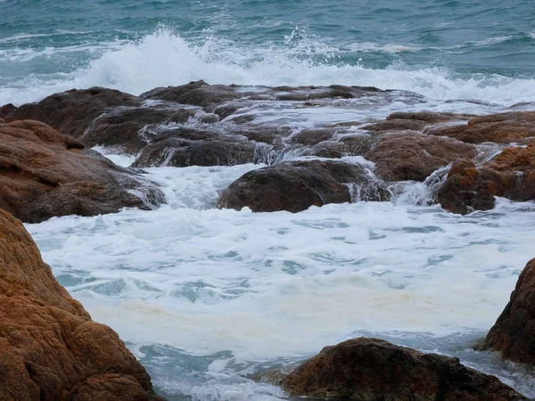 Grote Golven Die Tegen Het Zand Rotsen Van Kust Crashen — Stockfoto