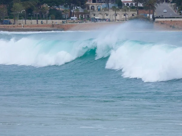 Ondas Grandes Batendo Contra Areia Rochas Costa — Fotografia de Stock