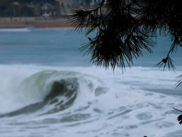 Ondas Grandes Batendo Contra Areia Rochas Costa — Fotografia de Stock