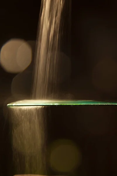 Water Dat Een Transparant Glas Valt — Stockfoto