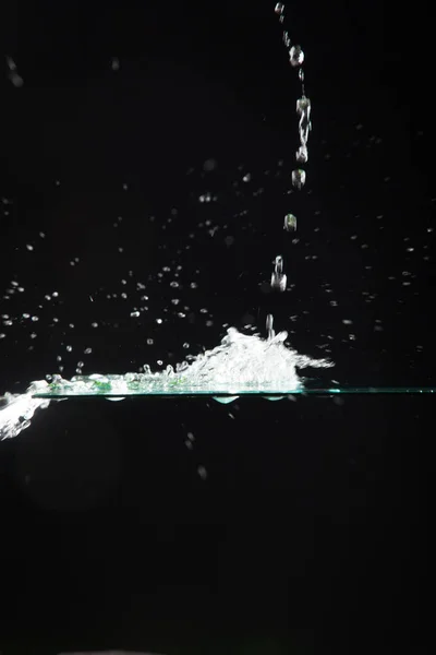 Wasser Fällt Auf Ein Transparentes Glas — Stockfoto