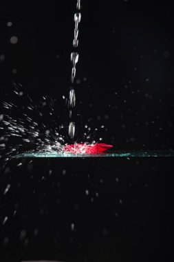 Bir bardağa düşen su