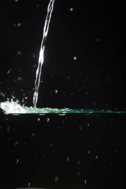 Bir bardağa düşen su