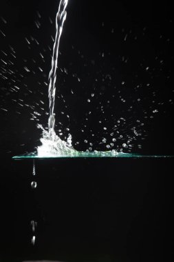 Bir bardağa düşen su