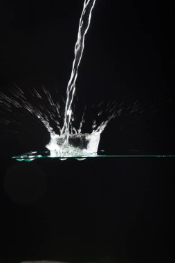 Bir bardağa düşen su