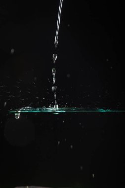 Bir bardağa düşen su