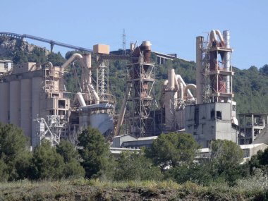 Çimento cevheri ocakları ile bir dağın ortasında çimento fabrikası
