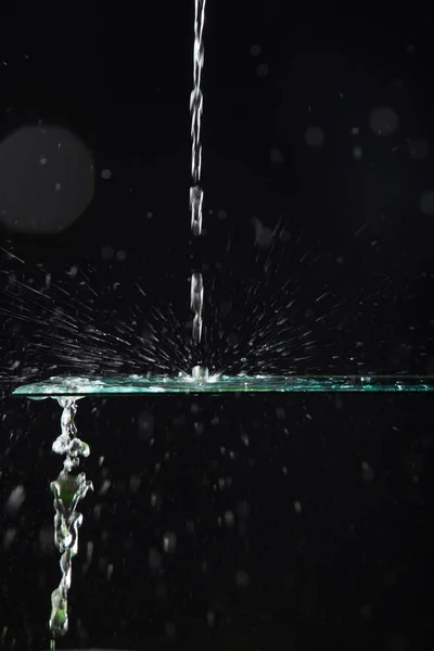 Water Dat Een Glas Valt — Stockfoto