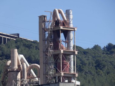 Çimento cevheri ocakları ile bir dağın ortasında çimento fabrikası