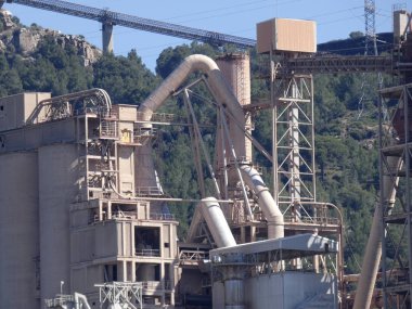Çimento cevheri ocakları ile bir dağın ortasında çimento fabrikası