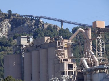 Çimento cevheri ocakları ile bir dağın ortasında çimento fabrikası