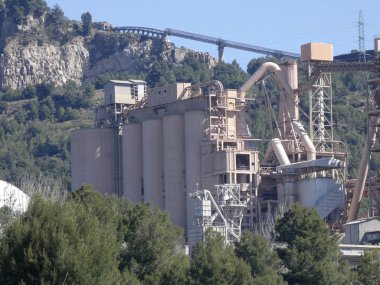 Çimento cevheri ocakları ile bir dağın ortasında çimento fabrikası