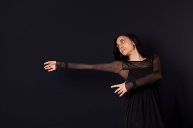 Genç kız, otobüsü durdurmak istiyor gibi görünse de dans ediyor.