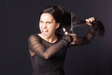 Genç kız çıldırdı ve saçlarını kesecek.