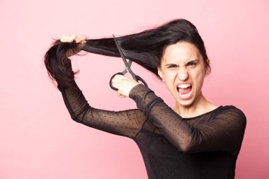 Genç kız çıldırdı ve saçlarını kesecek.