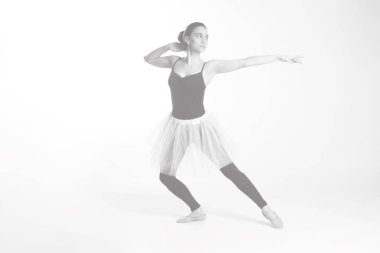 Dansçı bir tutu giymiş birkaç adım yapıyor