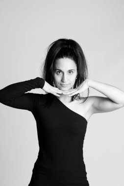 Genç kız elleriyle jest yapıyor.