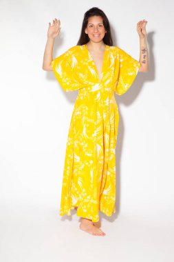 Uzun saçlı genç kız kameraya bakıyor.