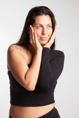 Gri arka planda poz veren model