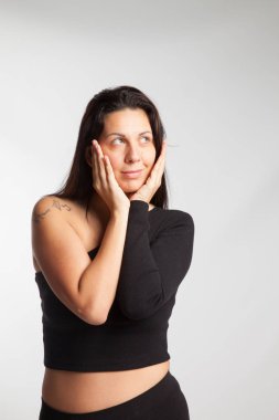 Gri arka planda poz veren model