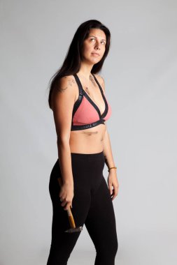 Gri arka planda poz veren model